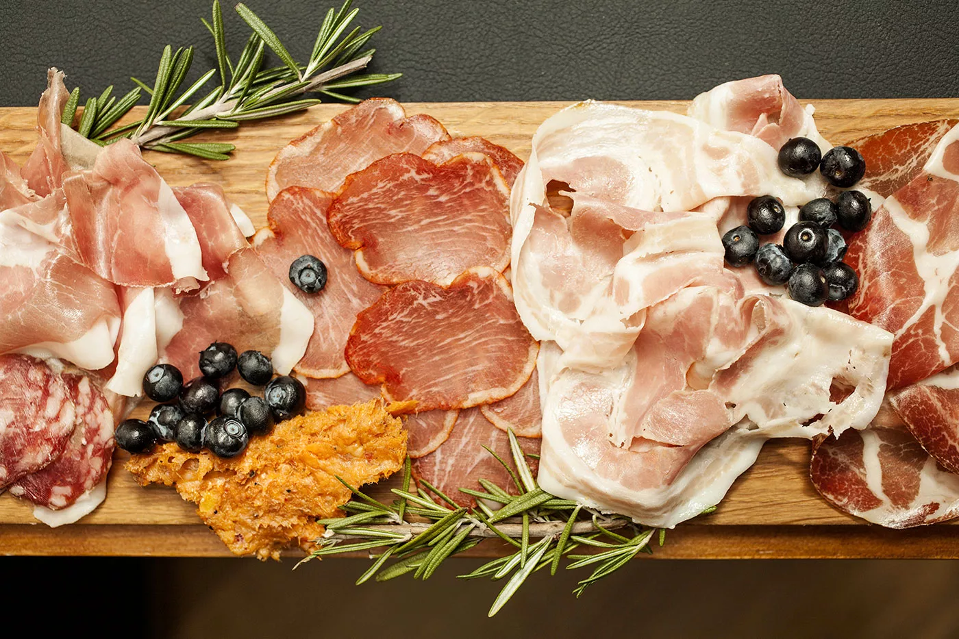 ricco tagliere di salumi