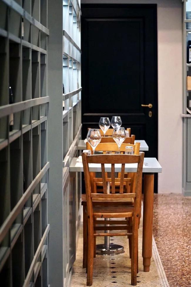tavolo per due vicino scaffale prodotti alimentari