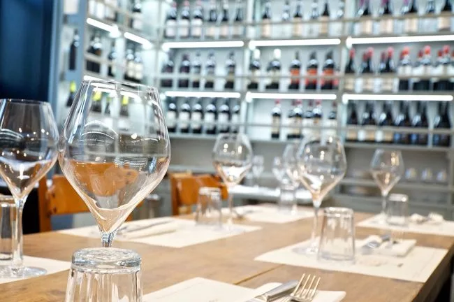 tavolo apparecchiato del ristorante