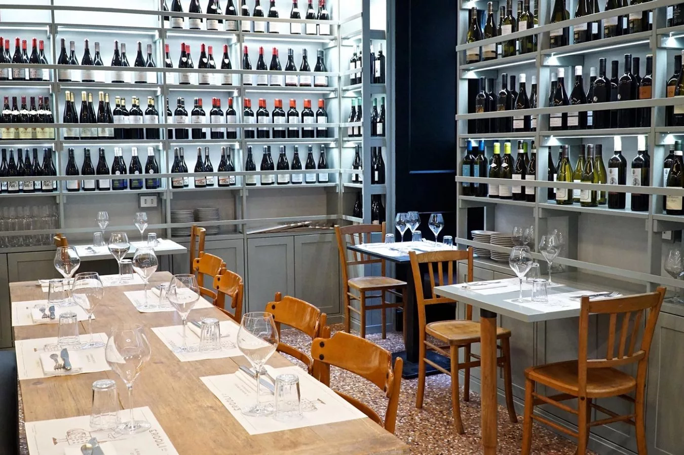 Ercoli 1928 - Tavolo sociale scaffale vini