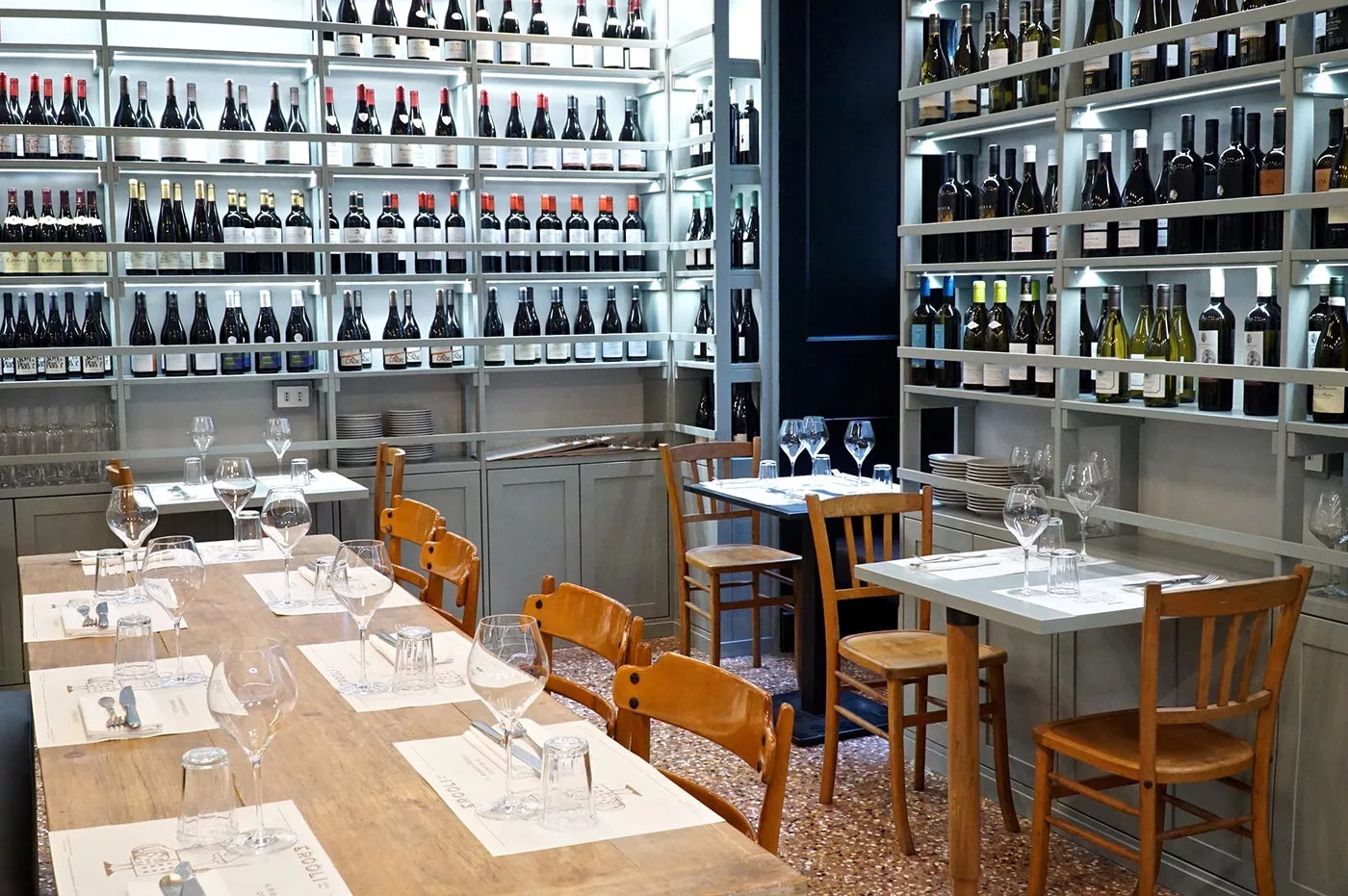 scaffali vino e tavoli per mangiare