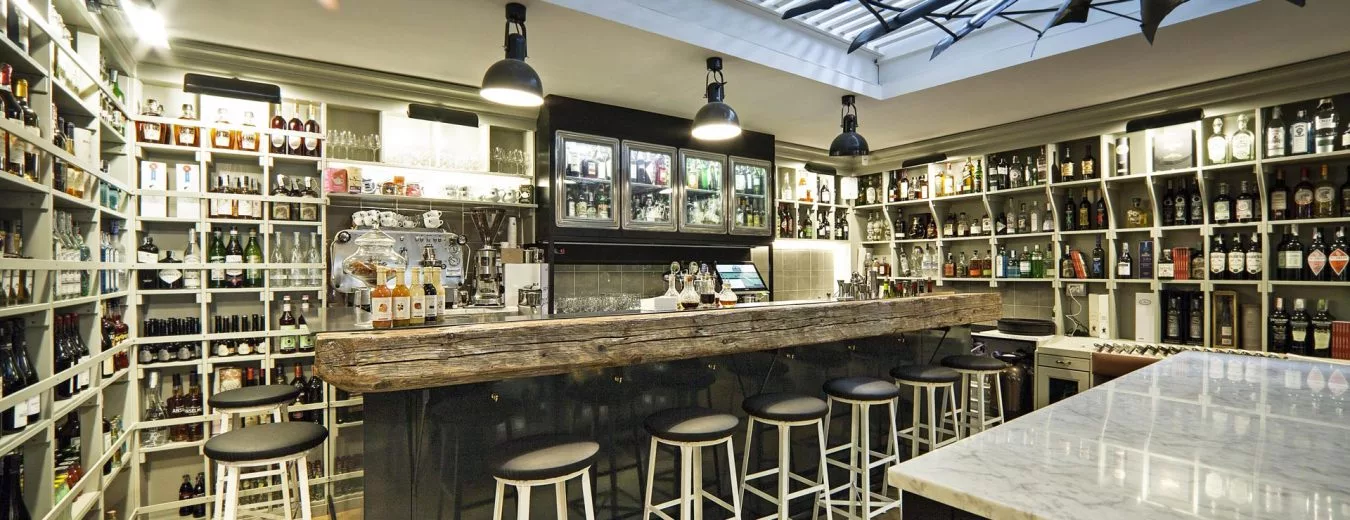 Vermouth bar con aperitivi