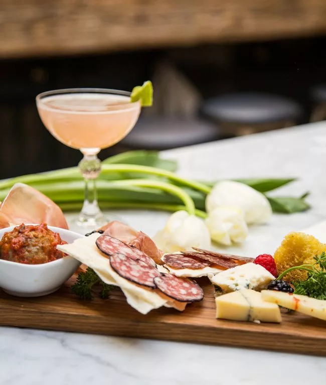 Aperitivo con Cocktail e tagliere affettati