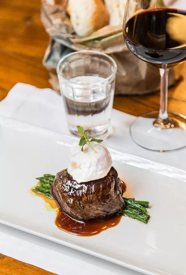 Filetto di manzo angus australiano con asparagi selvatici, uova e salsa di dragoncello