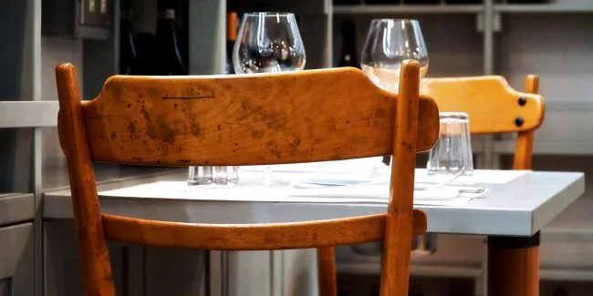Sedie in legno del ristorante Ercoli, nel quartiere Prati a Roma