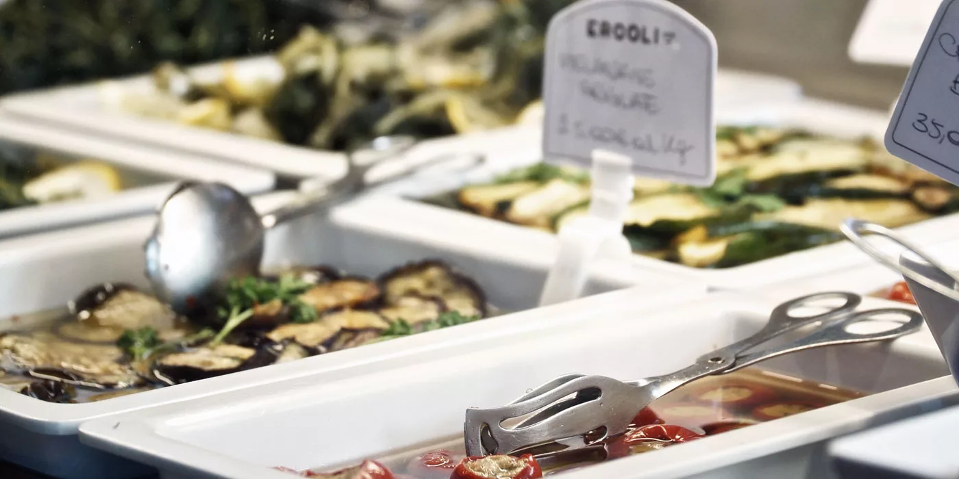 banco di gastronomia con pomodorini e melanzane