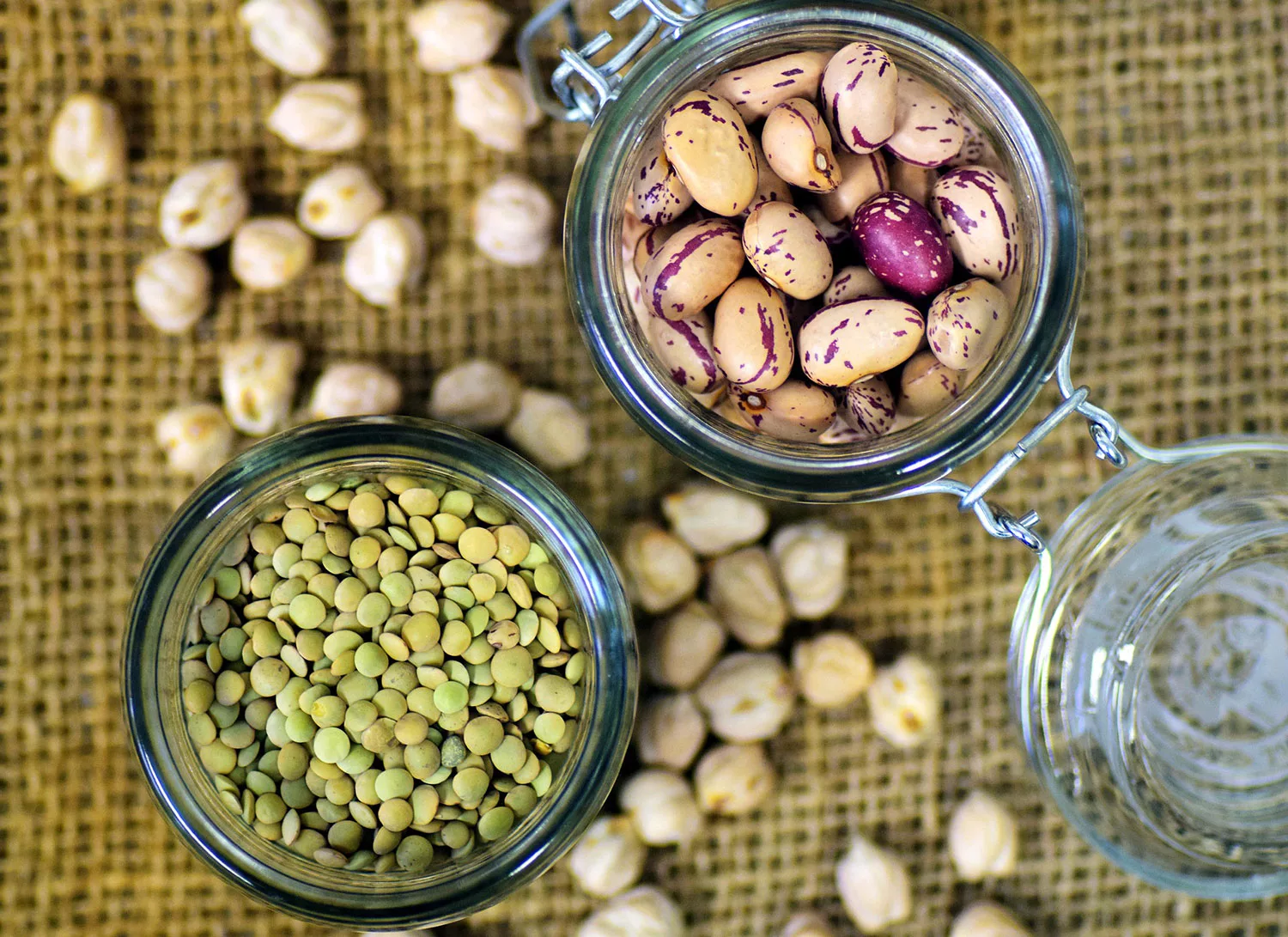 fagioli e lenticchie in barattoli di vetro