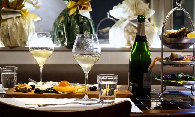 tavolo con calici di vino