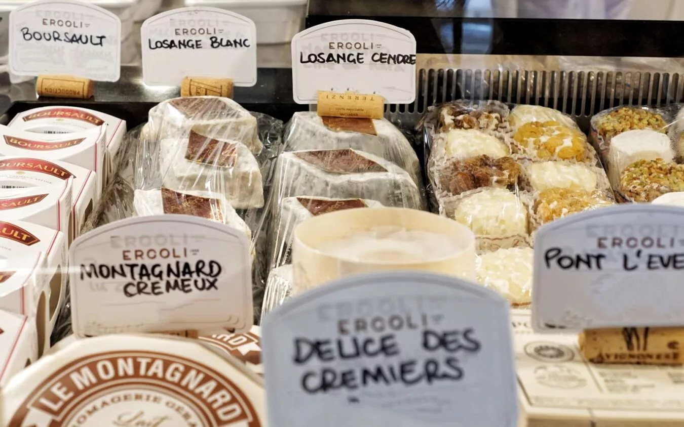 banco frigo con esposizione di formaggi francesi 