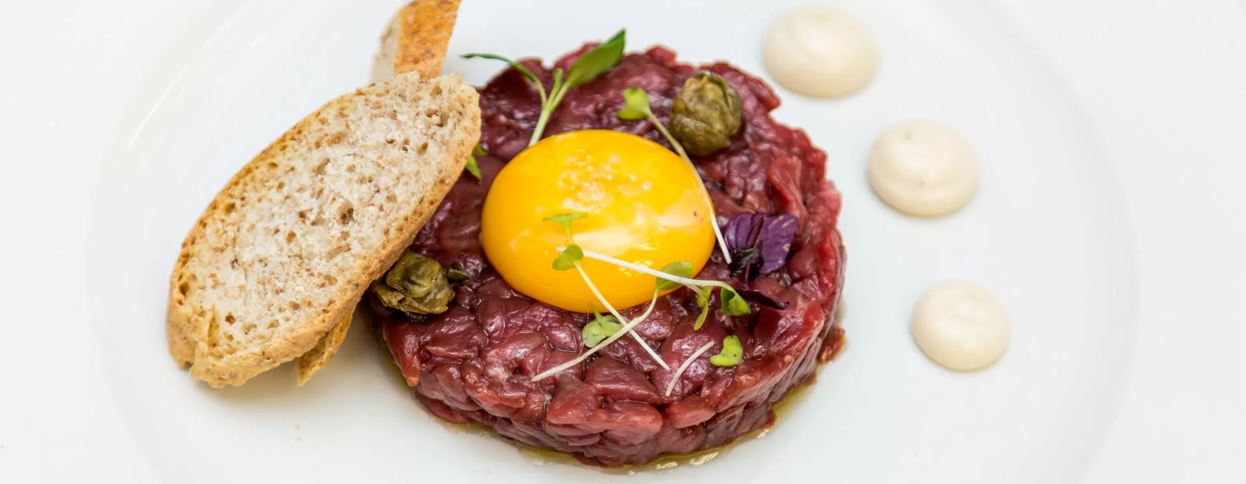 tartare di manzo con uovo