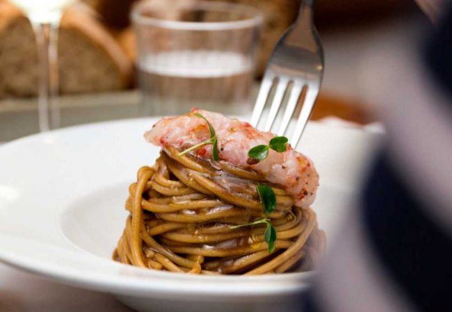 Spaghetti di Gragnano a marchio “Ercoli“ con aglio nero, agrumi e gamberi rossi di Mazara del Vallo