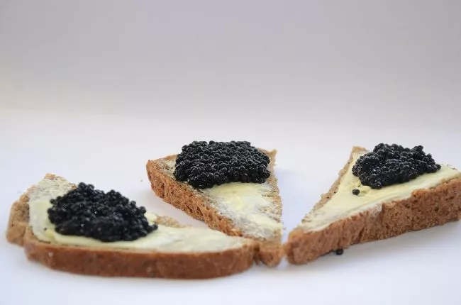 3 fette di pane con burro salato e caviale