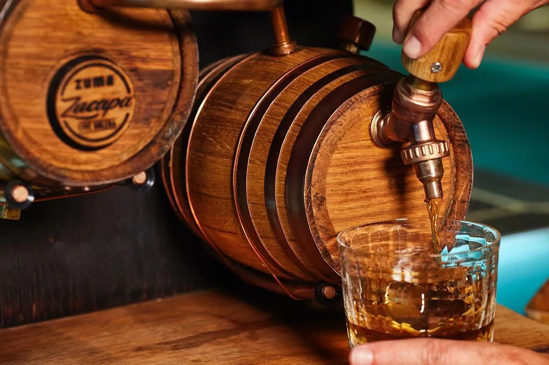 persona versa il rum zacapa dalle botti nel bicchiere