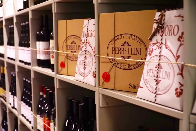 prodotti natalizi perbellini e bottiglie di vino ercoli roma