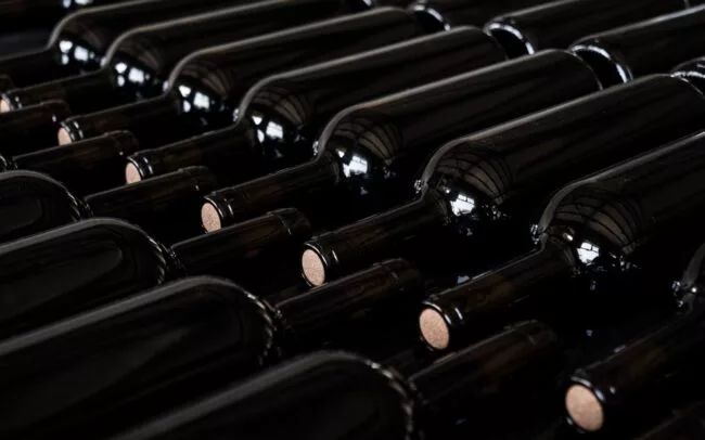 bottiglie di vino rosso conservate in orizzontale