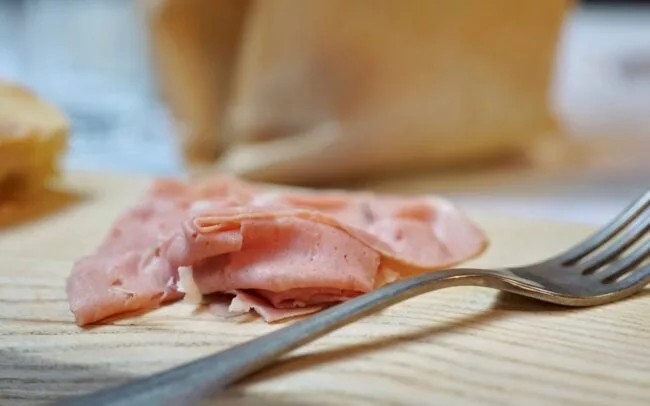 degustazione di mortadella su tagliere in legno