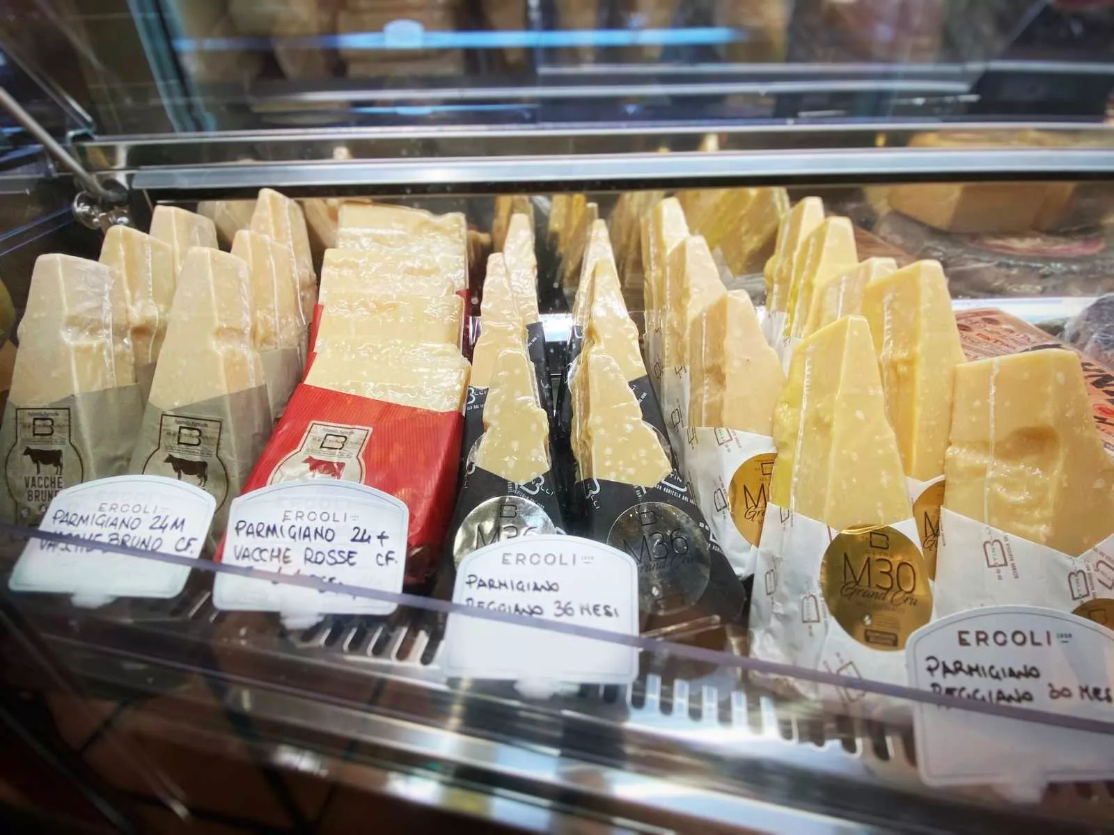 vetrina con 4 tipologie di parmigiano reggiano