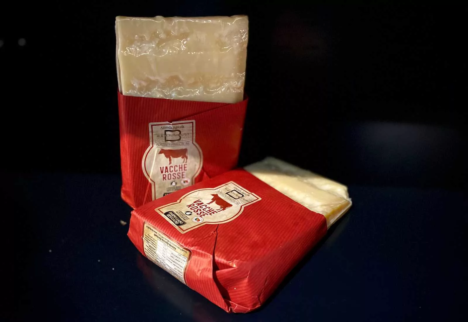 due pezzi di parmigiano reggiano vacche rosse