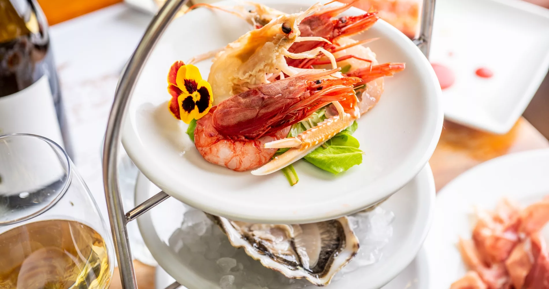 alzatina con crudi di pesce e fiori eduli