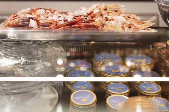 banco frigo con gamberi di mazara del vallo con ghiaccio e caviale caviar