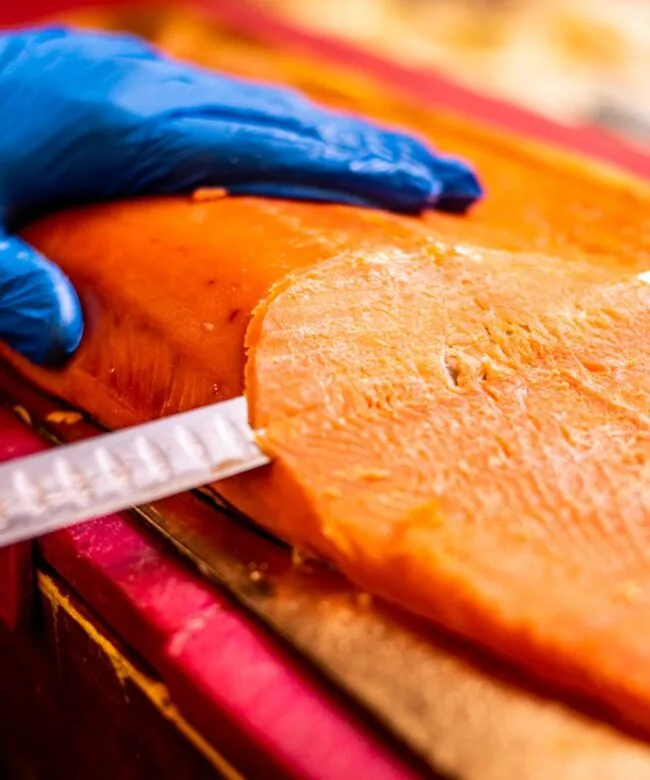 taglio del salmone norvegese